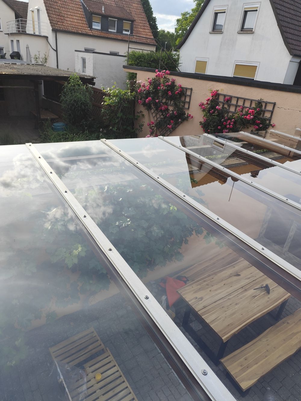 Gereinigtes Glasdach einer Terrassenüberdachung