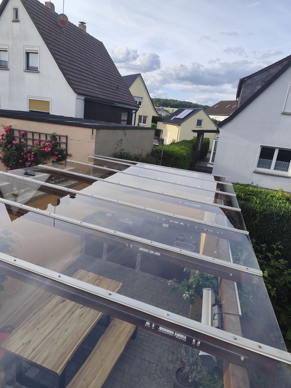 Fertig gereinigtes Glasdach einer Terrassenüberdachung, Gesamtansicht